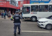 Acidente entre ônibus e carros deixa avenida Djalma Batista engarrafada