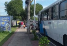 Passageira se joga de ônibus em movimento para escapar de assalto
