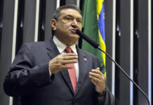 Átila Lins parabeniza servidores e assume posição contra reforma administrativa