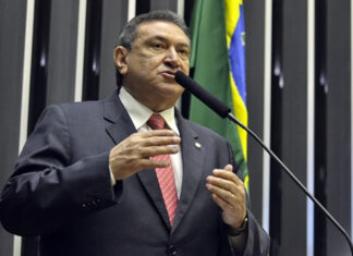 Átila Lins parabeniza servidores e assume posição contra reforma administrativa