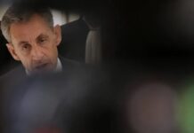 Nicolas Sarkozy começa a cumprir pena em prisão de Paris