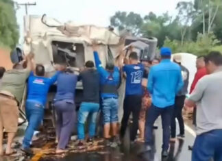 URGENTE | Carreta capota na AM-010 e motorista fica ferido no km 130; veja vídeo