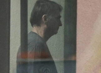Bolsonaro começa cumprir pena de 27 anos de prisão em sala da PF