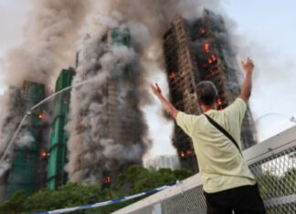 Incêndio em arranha-céus deixa 13 mortos em Hong Kong
