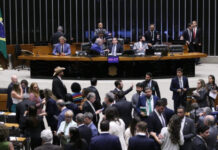 Três deputados do Amazonas votam contra cassação de Carla Zambelli