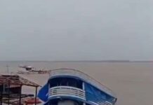 Embarcação naufraga no porto de Manacapuru durante temporal