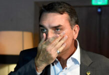 Flávio Bolsonaro não para de mentir e admite reunião com banqueiro preso
