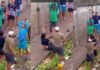 Homem é punido a pauladas por suposto furto na balsa da Manaus Moderna; veja vídeo