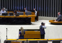 Átila Lins defende auxílio-fardamento anual para policiais, bombeiros e guardas municipais