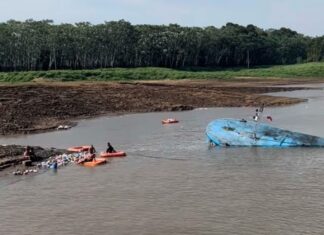 PERIGO | Barco bate em tronco e naufraga no rio Amazonas com destino a Maués
